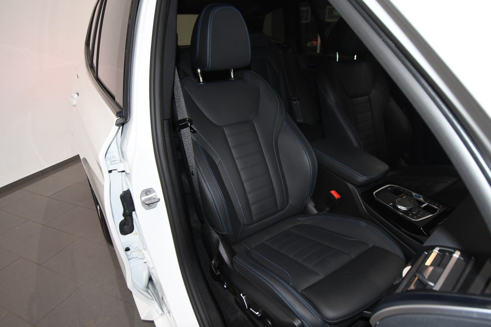 Hvid BMW iX3 fra 2025