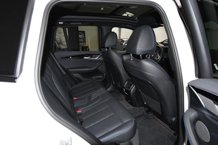 Hvid BMW iX3 fra 2025