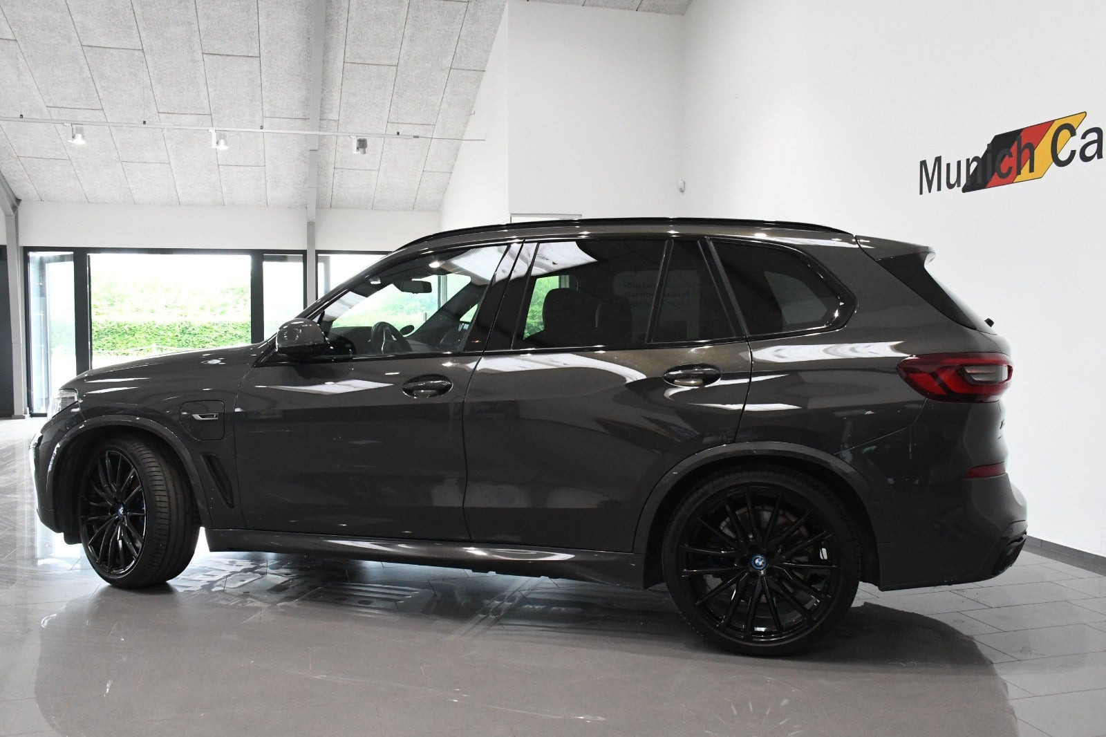 Grå BMW X5 fra 2022