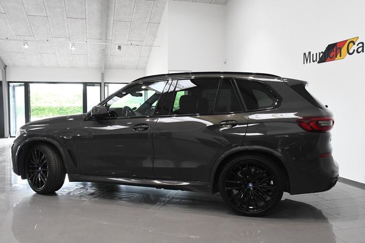 Grå BMW X5 fra 2022