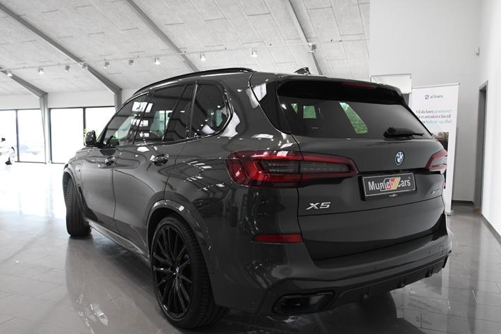 Grå BMW X5 fra 2022