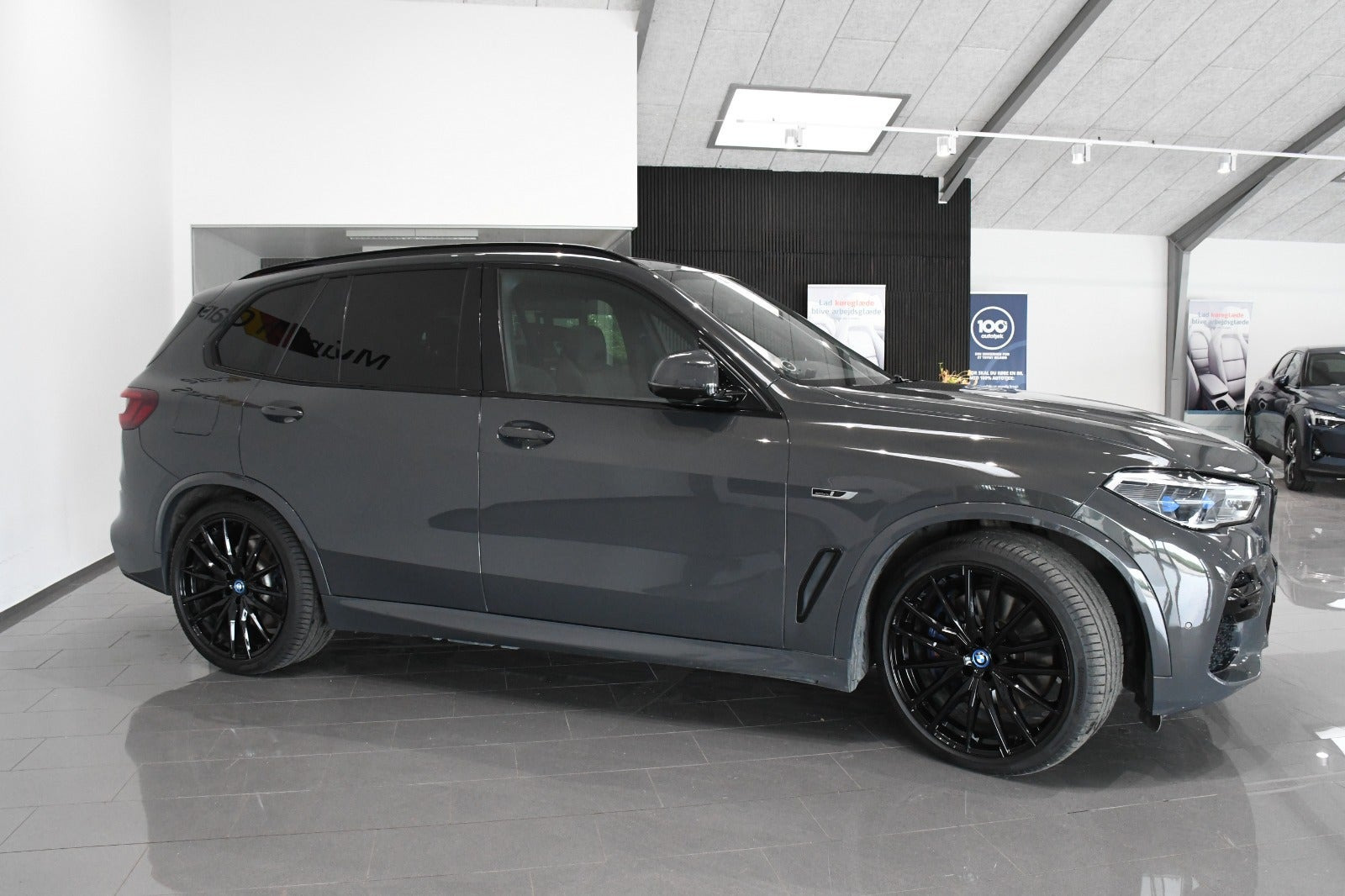 Grå BMW X5 fra 2022