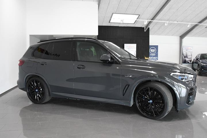 Grå BMW X5 fra 2022