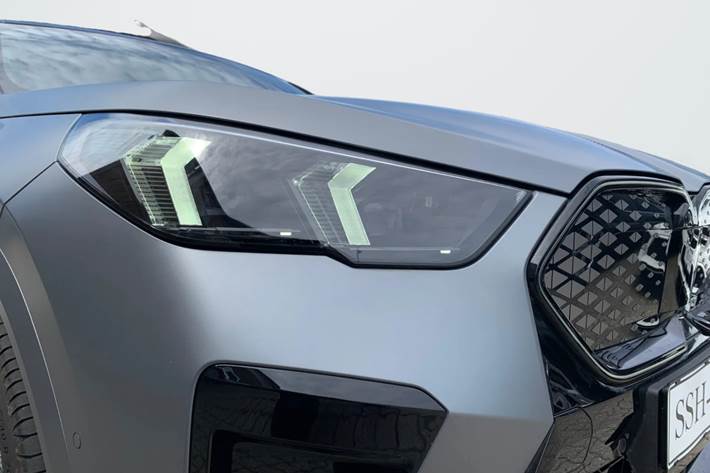 Grå BMW iX2 fra 2025