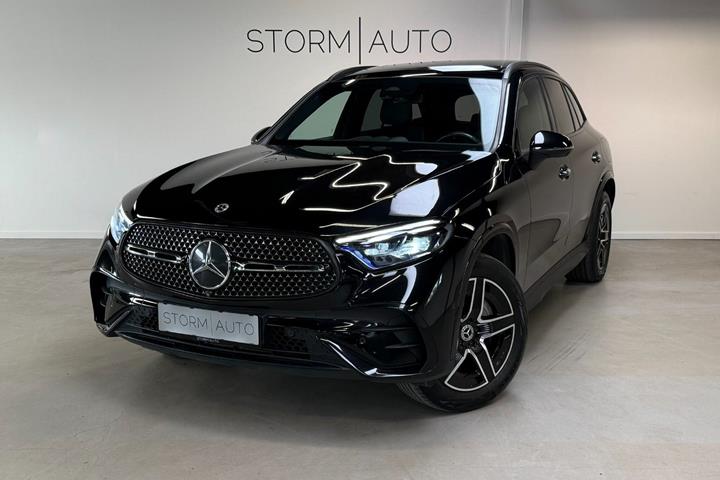 Sort Mercedes GLC300 e fra 2023 set udefra