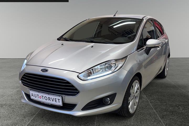 Sølv Ford Fiesta fra 2015 set udefra