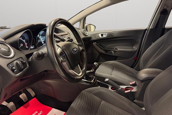 Sølv Ford Fiesta fra 2015