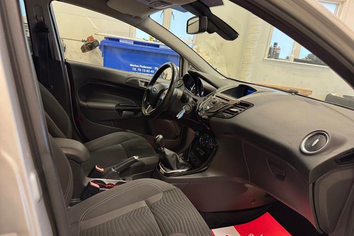 Sølv Ford Fiesta fra 2015