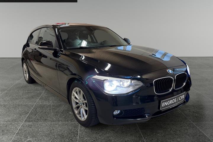 Sort BMW 116d fra 2014 set udefra