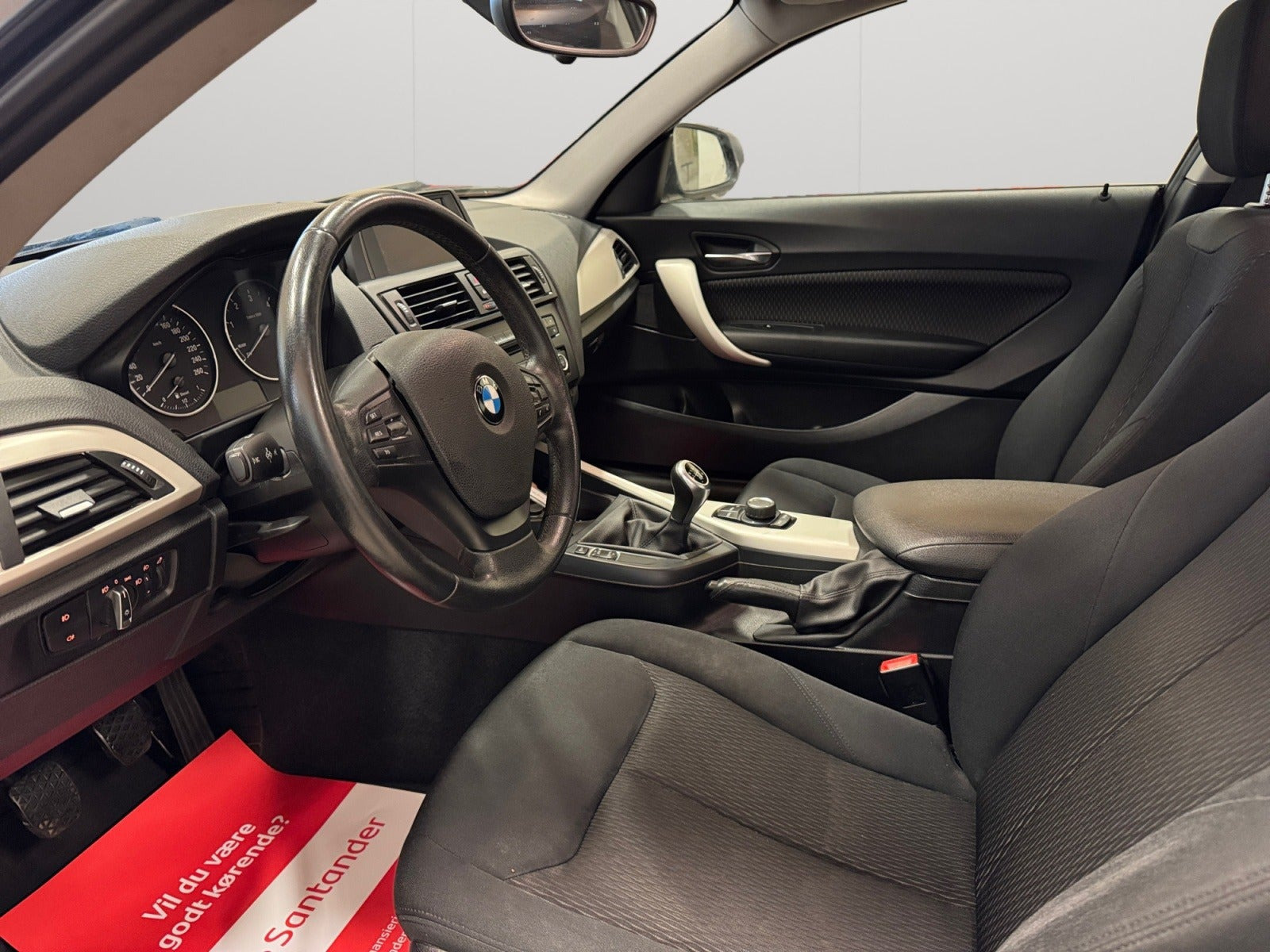 Sort BMW 116d fra 2014 set indefra