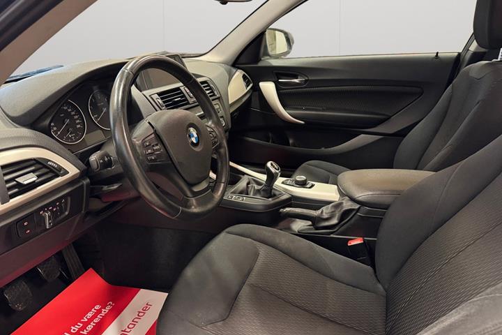 Sort BMW 116d fra 2014 set indefra