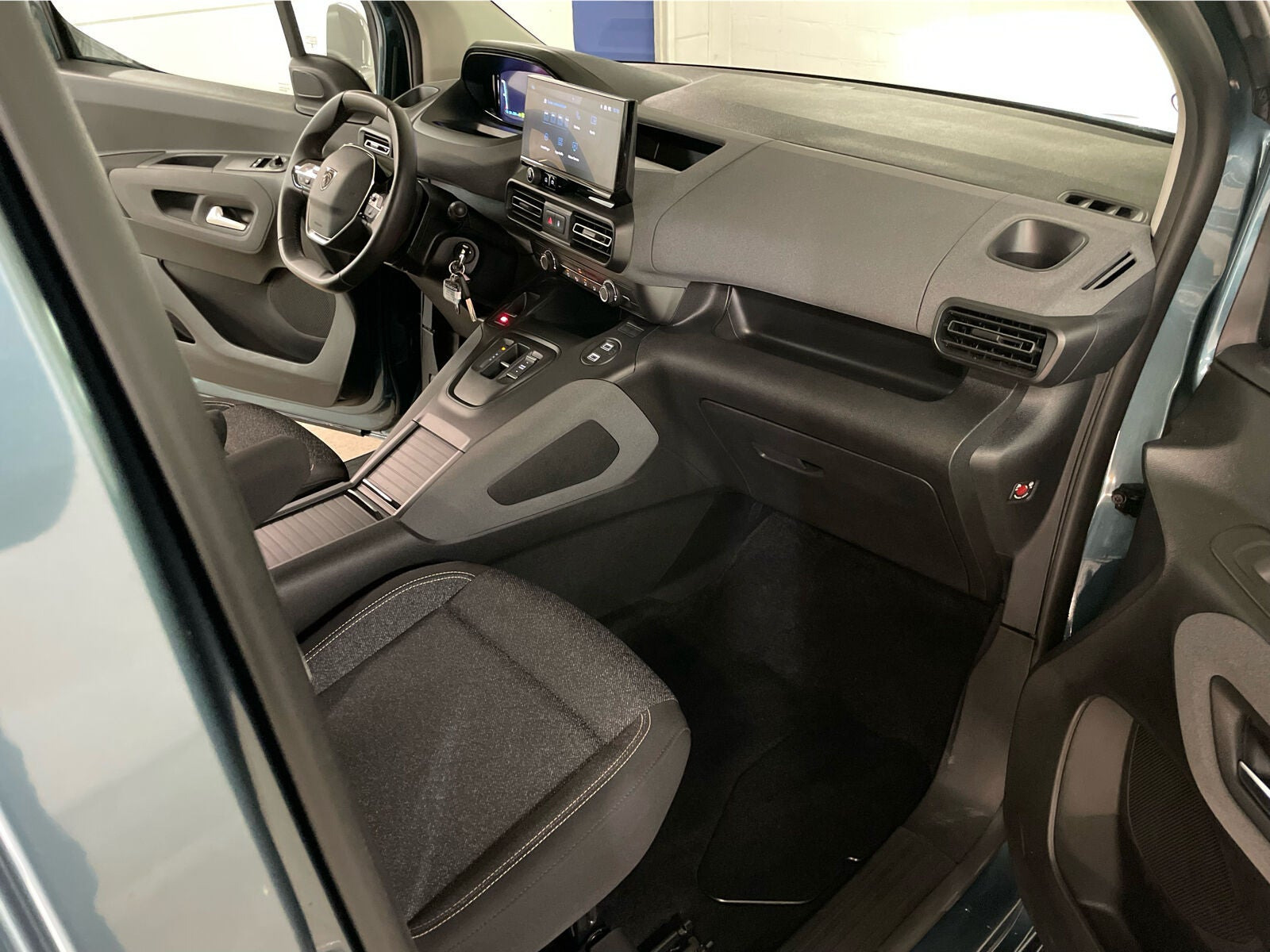 Blå Peugeot e-Rifter fra 2025