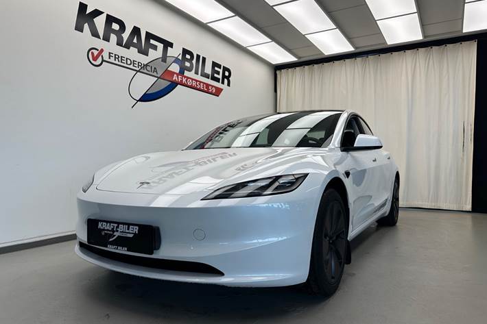 Hvid Tesla Model 3 fra 2024