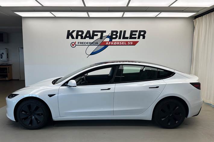 Hvid Tesla Model 3 fra 2024