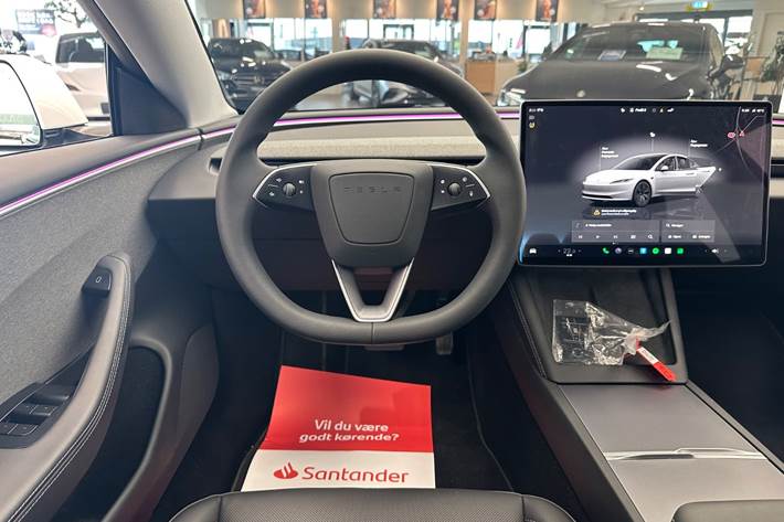 Hvid Tesla Model 3 fra 2024