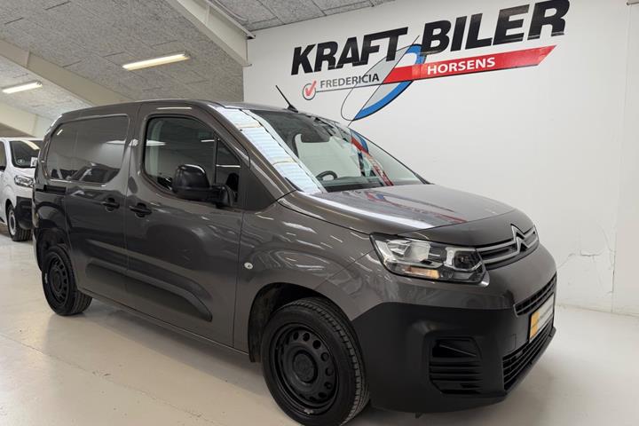 Grå Citroën Berlingo fra 2021 set udefra