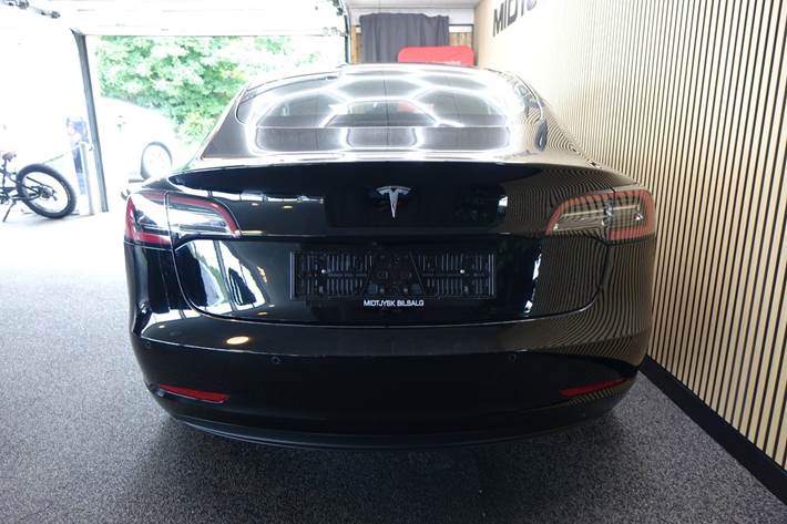 Sort Tesla Model 3 fra 2021