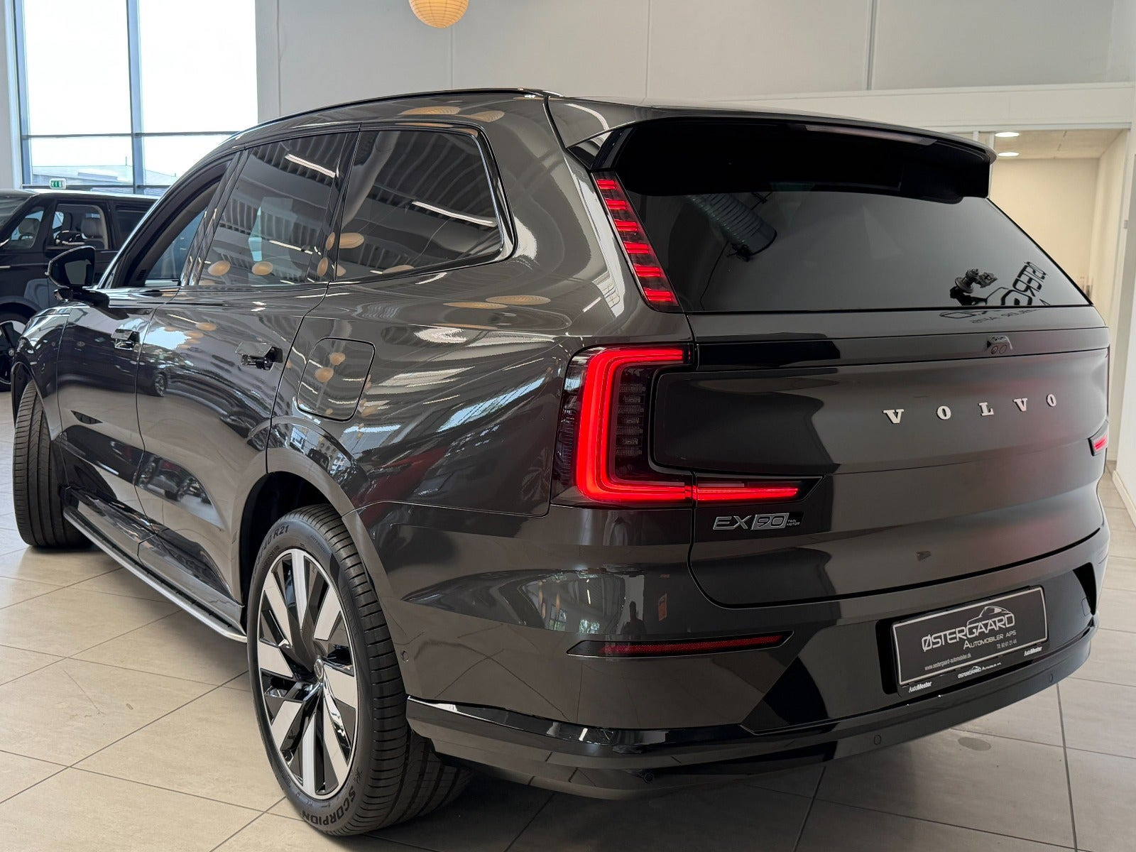 Grå Volvo EX90 fra 2025