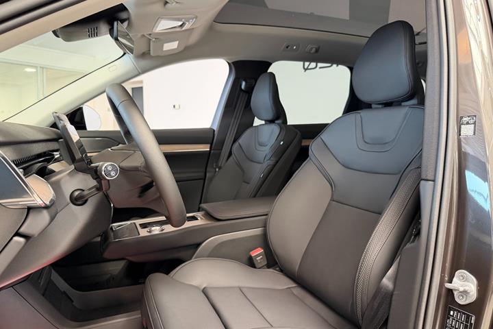Grå Volvo EX90 fra 2025