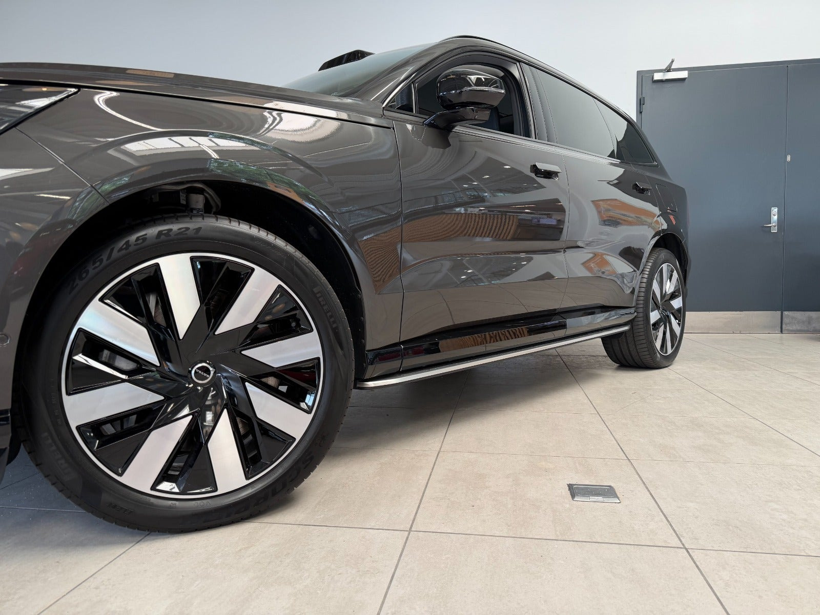 Grå Volvo EX90 fra 2025