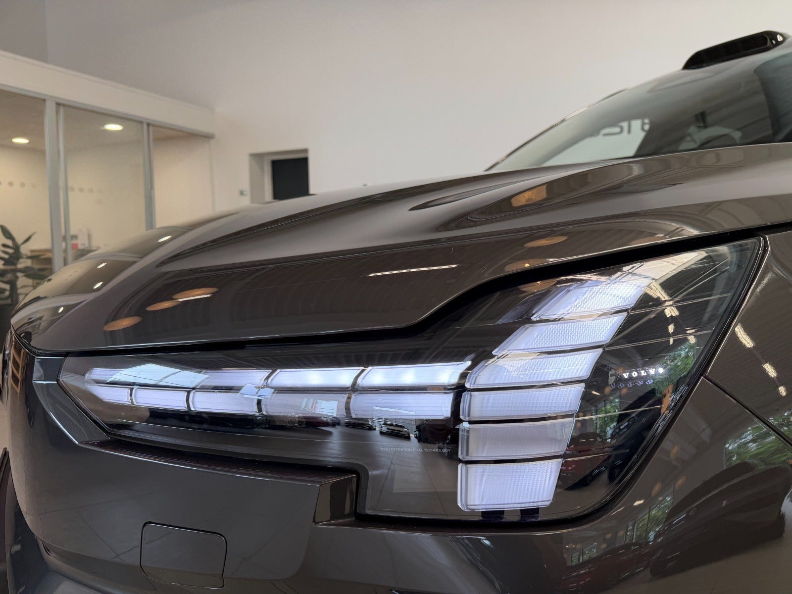 Grå Volvo EX90 fra 2025