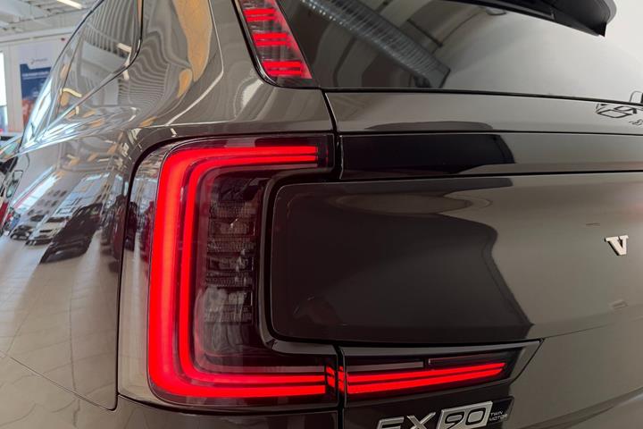 Grå Volvo EX90 fra 2025
