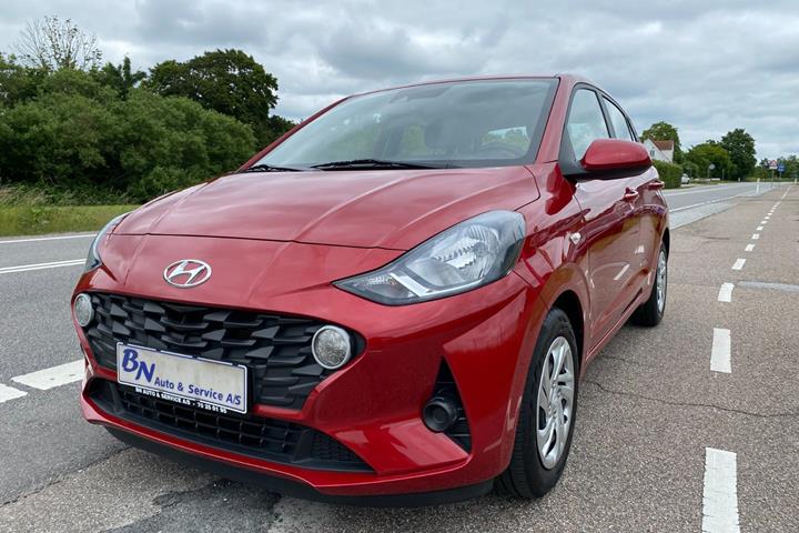 Rød Hyundai i10 fra 2021 set udefra