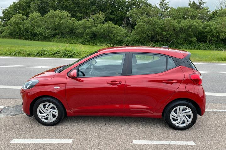 Rød Hyundai i10 fra 2021