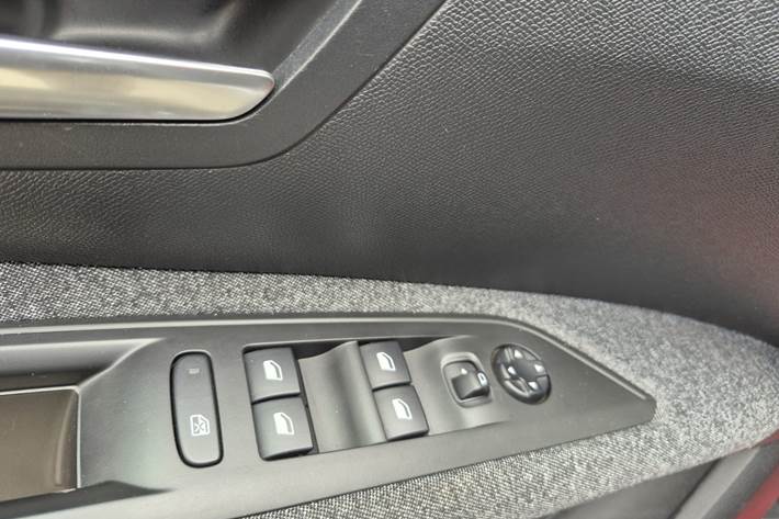 Sølv Peugeot 3008 fra 2018