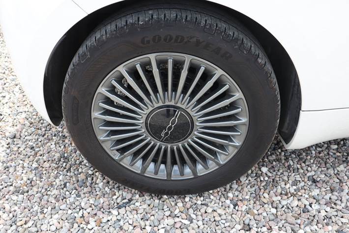 Hvid Fiat 500e fra 2023