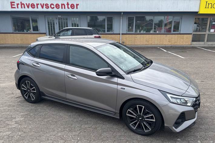 Grå Hyundai i20 fra 2022
