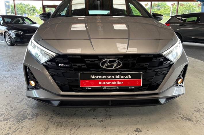 Grå Hyundai i20 fra 2022