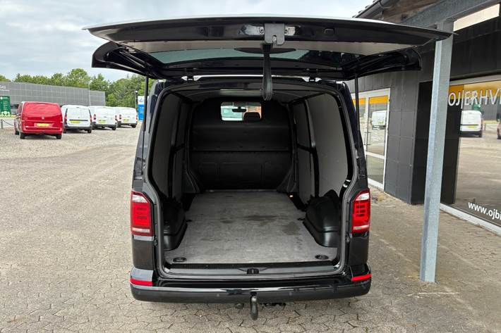 Sort VW Transporter fra 2017