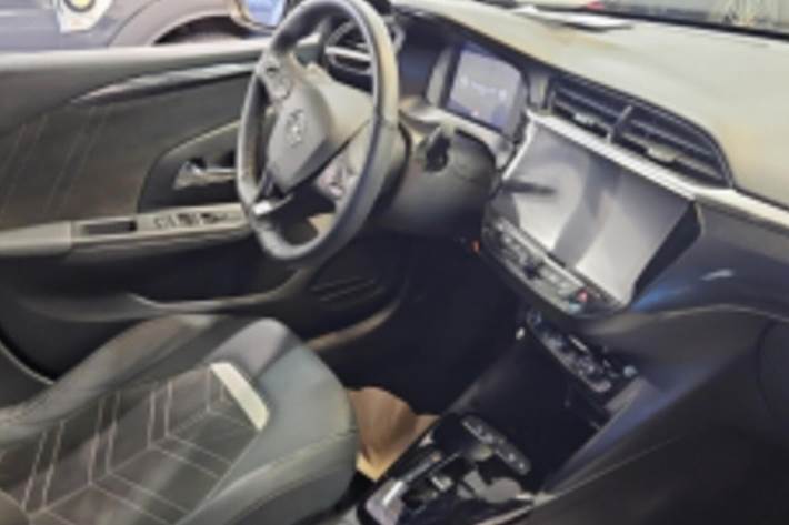 Grå Opel Corsa-e fra 2023