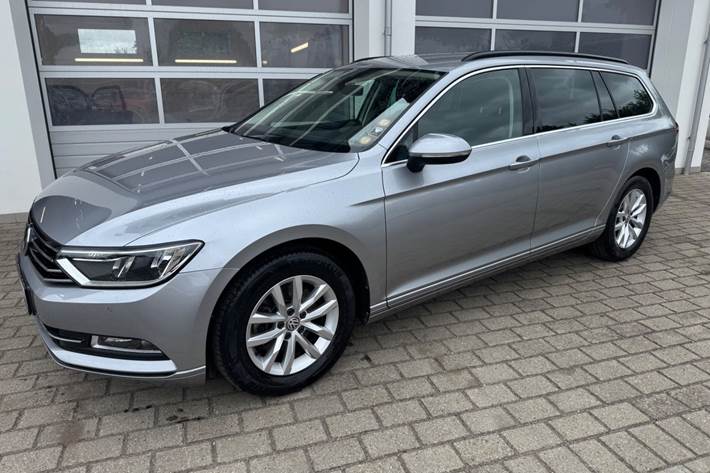 Grå VW Passat fra 2018