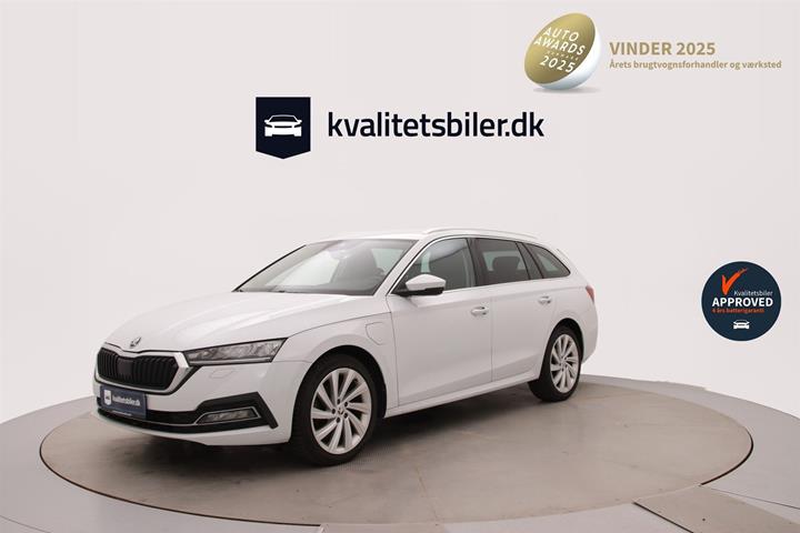 Hvid Skoda Octavia fra 2021 set udefra