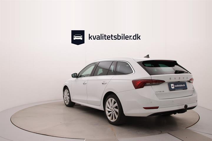 Hvid Skoda Octavia fra 2021