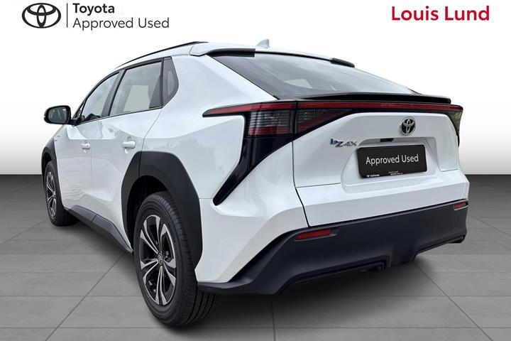 Hvid Toyota BZ4X fra 2024