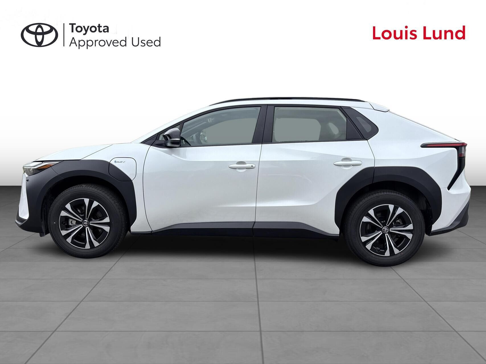 Hvid Toyota BZ4X fra 2024