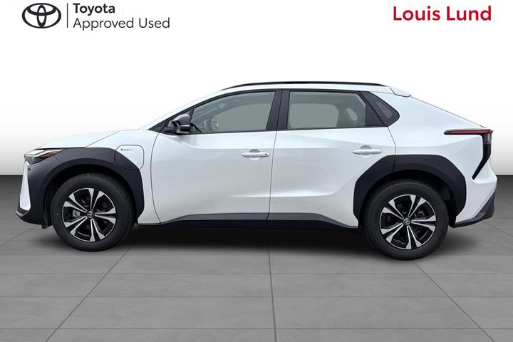 Hvid Toyota BZ4X fra 2024