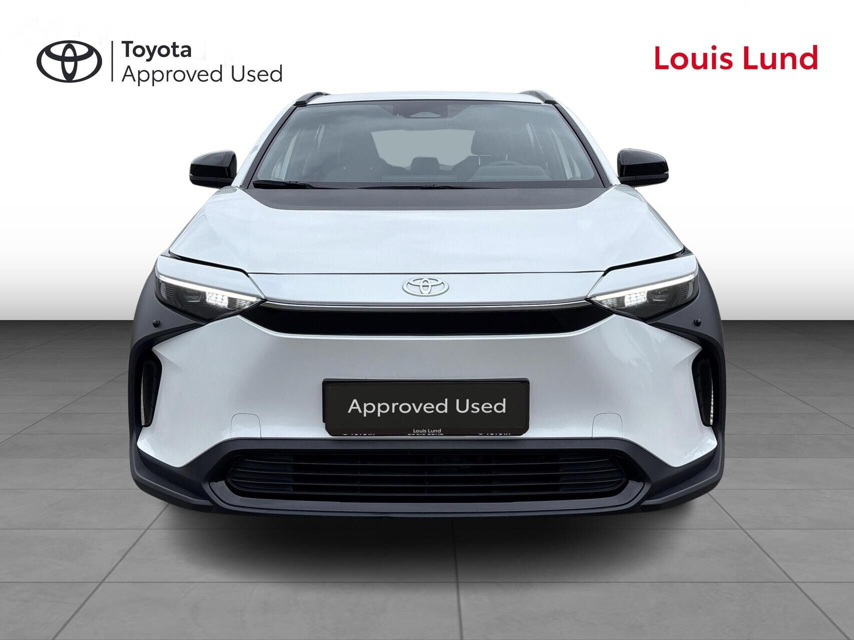 Hvid Toyota BZ4X fra 2024
