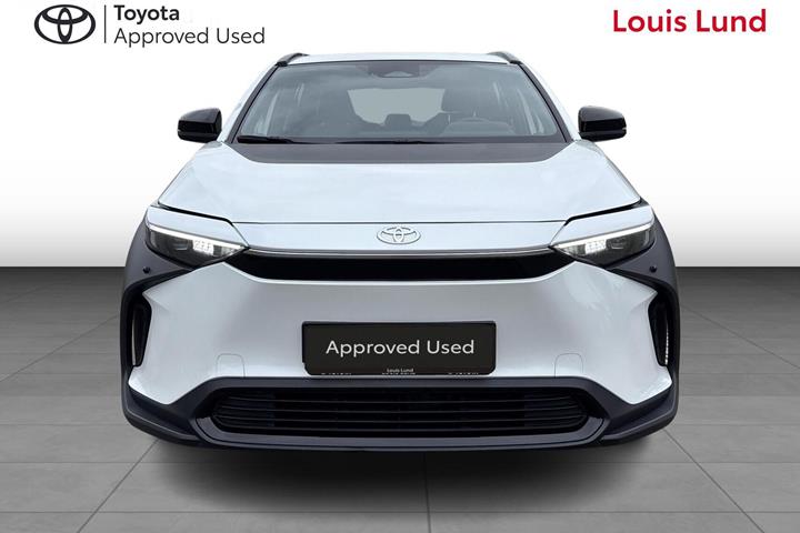 Hvid Toyota BZ4X fra 2024