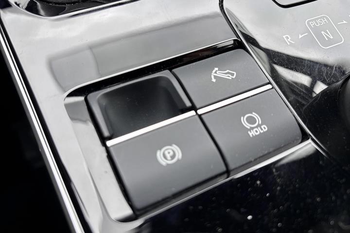Hvid Toyota BZ4X fra 2024