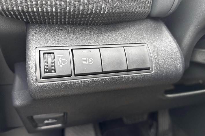 Hvid Toyota BZ4X fra 2024