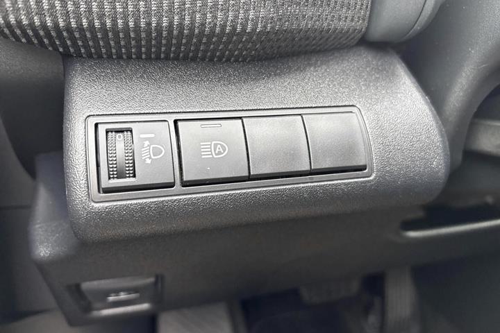 Hvid Toyota BZ4X fra 2024