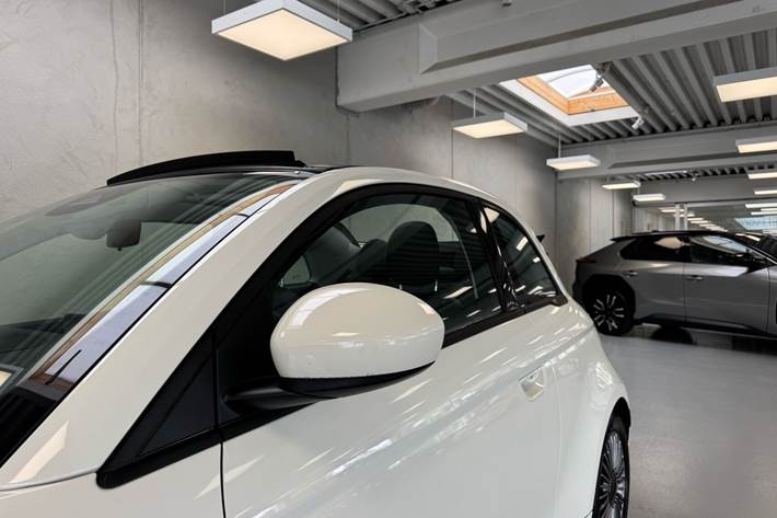 Hvid Fiat 500e fra 2023