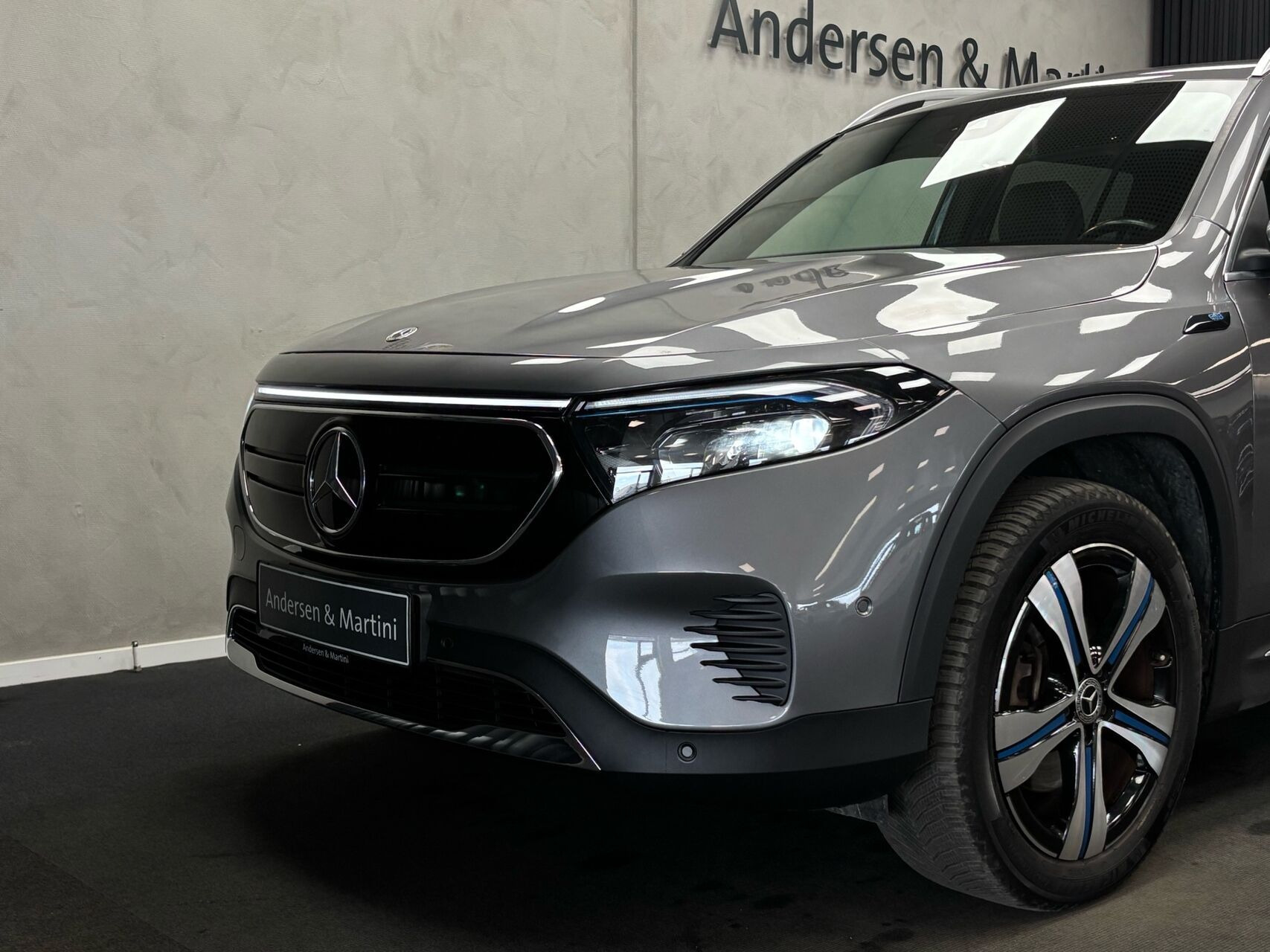 Grå Mercedes EQB 300 fra 2022