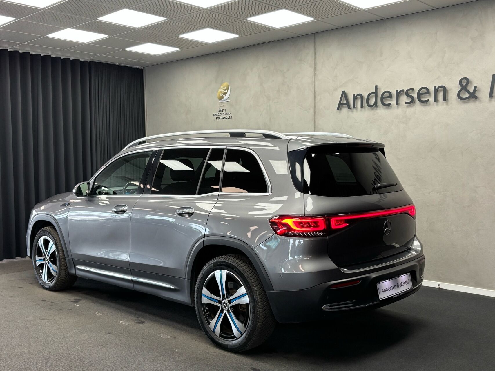 Grå Mercedes EQB 300 fra 2022