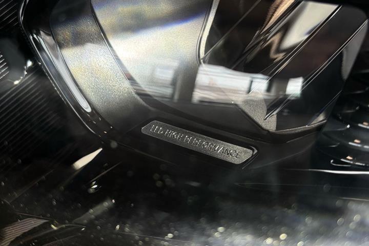Grå Mercedes EQB 300 fra 2022