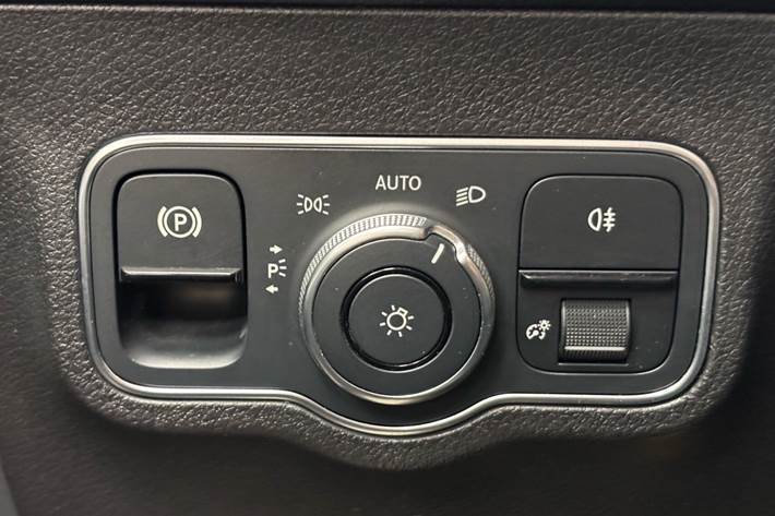 Grå Mercedes EQB 300 fra 2022